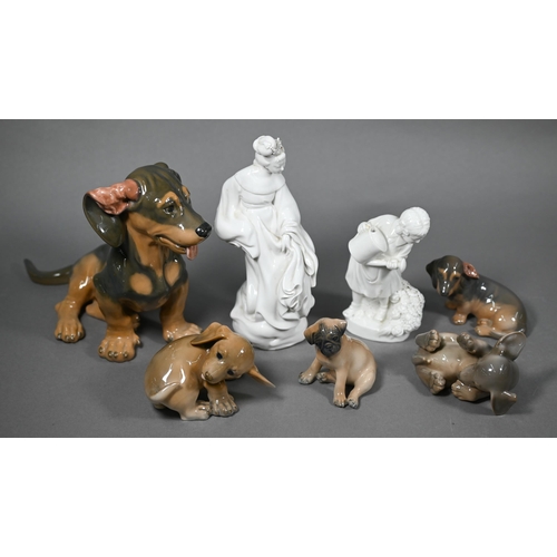 575 - Large Royal Copenhagen Dachshund puppy 856 to/w four smaller puppies, 3140/3169/1407/1408; lot also ... 