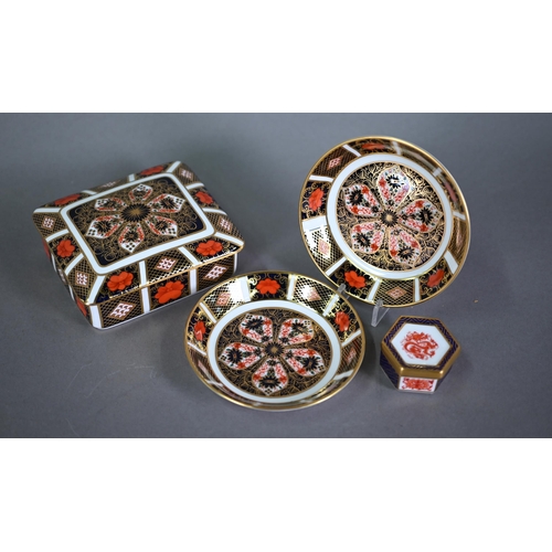 612 - Royal Crown Derby china Imari trinket box and cover, 11 x 9.5 cm to/w nine various pin-trays and sma... 