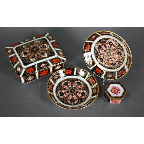 612 - Royal Crown Derby china Imari trinket box and cover, 11 x 9.5 cm to/w nine various pin-trays and sma... 