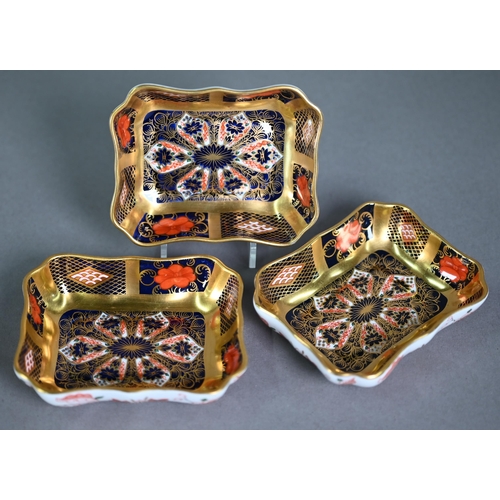 612 - Royal Crown Derby china Imari trinket box and cover, 11 x 9.5 cm to/w nine various pin-trays and sma... 