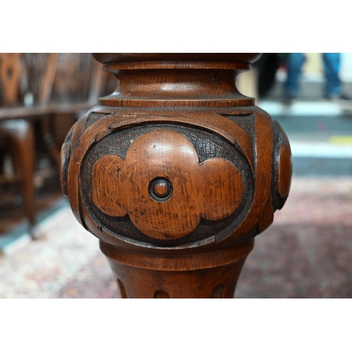 869 - A large Victorian golden oak extending table, the wind action top with rounded corners accepting the... 