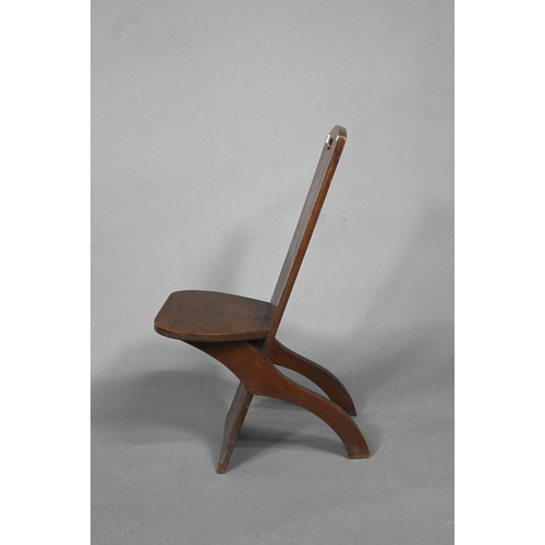 877 - An Arts & Crafts oak/elm chair in the manner of John Hassall, 75 cm h o/all