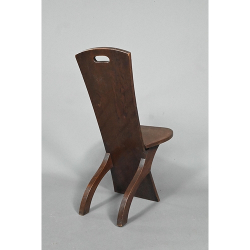 877 - An Arts & Crafts oak/elm chair in the manner of John Hassall, 75 cm h o/all