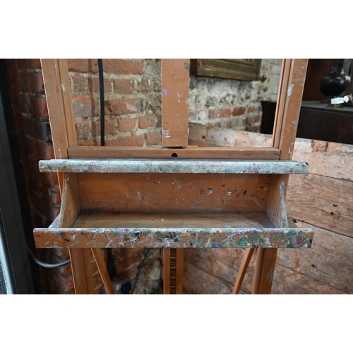 882 - A large beechwood Mabef M06 Roma artist's studio easel, paint splattered!, 66 cm w