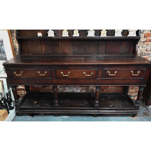 904 - A Georgian oak three drawer dresser, with associated rack (reduced in height), with planked pot boar... 