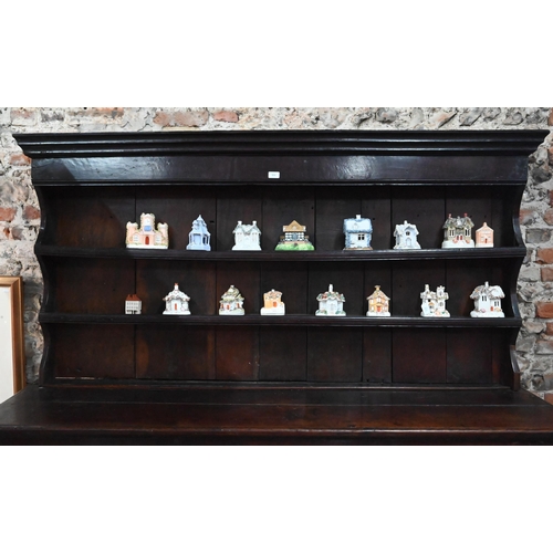 904 - A Georgian oak three drawer dresser, with associated rack (reduced in height), with planked pot boar... 