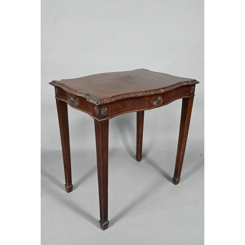 923 - An antique Chippendale design mahogany occasional table, the four sides serpentine form top over a c... 