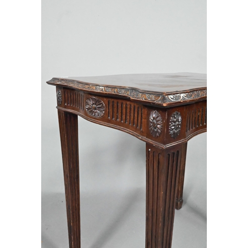 923 - An antique Chippendale design mahogany occasional table, the four sides serpentine form top over a c... 