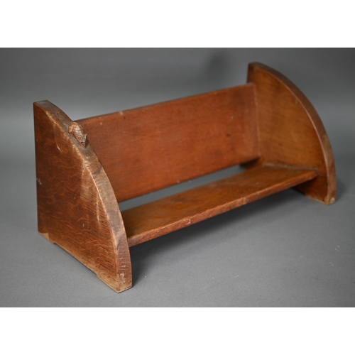 962 - Robert 'Mouseman' Thompson, a vintage oak table top bookrack 46 cm x 20.5 cm x 20.5 cm h to/w an ova... 