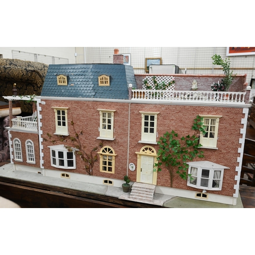 246 - Large mansion doll's house with extensive contents