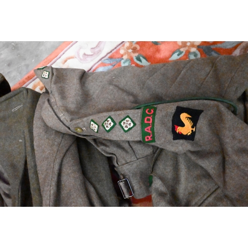 248 - Vintage uniform for a captain in the Royal Army Dental Corps, comprising Great Coat Dismounted 1940 ... 