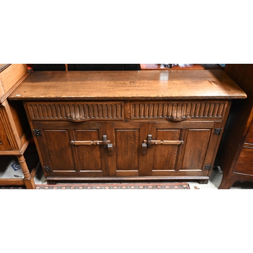 265 - An Old Charm style oak sideboard, probably by Jack Grimble, 136 x 42 x 76 cm h