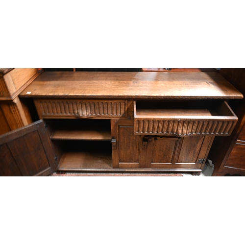 265 - An Old Charm style oak sideboard, probably by Jack Grimble, 136 x 42 x 76 cm h