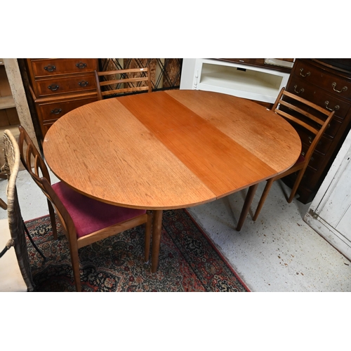 32 - A vintage G-Plan circular extending teak dining table, 112 cm dia. x 73.5 cm h to/with a set of four... 