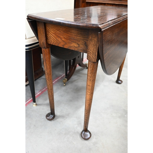 368 - An antique drop leaf dining table on turned gate-leg action supports with pad feet, 105 cm w x 92 cm... 