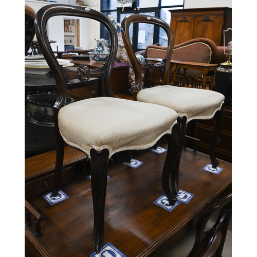 435 - A set of four Victorian mahogany dining chairs with beige diamond patterned fabric seats (4)