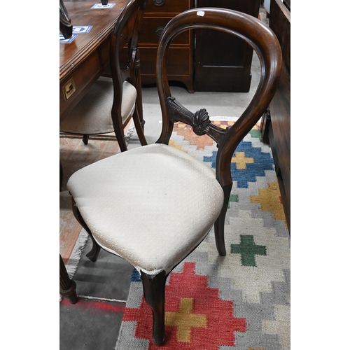 435 - A set of four Victorian mahogany dining chairs with beige diamond patterned fabric seats (4)