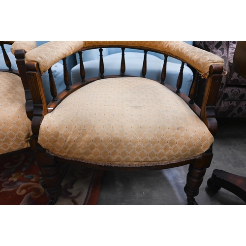 448 - A pair of Edwardian spindleback tub chairs, turned front legs and casters in tessalating quatrefoil ... 