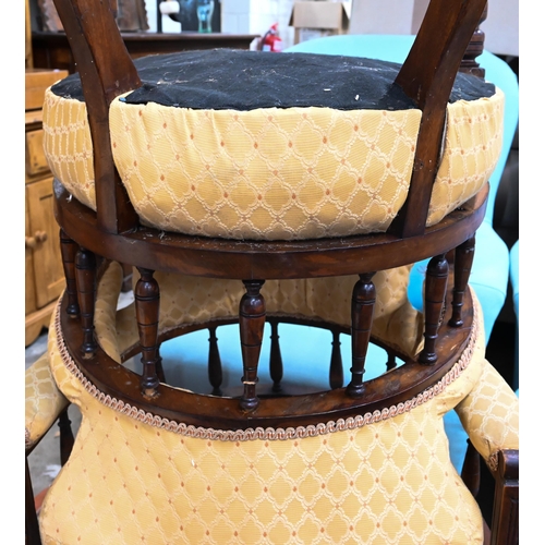 448 - A pair of Edwardian spindleback tub chairs, turned front legs and casters in tessalating quatrefoil ... 