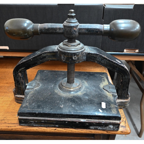 509 - Victorian cast iron book-press with rotating handle, 44 cm wide