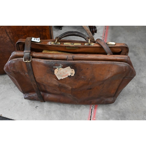 533 - Vintage leather Army & Navy suitcase 69 cm wide to/w leather Gladstone bag (2)