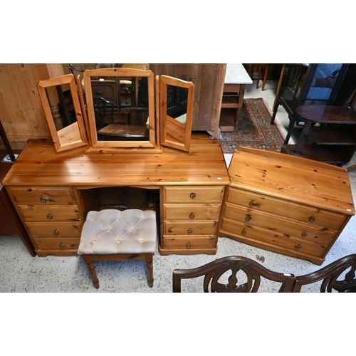 596 - A modern pine bedroom kneehole dressing chest with separate three fold mirror, stool and three drawe... 