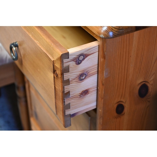 596 - A modern pine bedroom kneehole dressing chest with separate three fold mirror, stool and three drawe... 