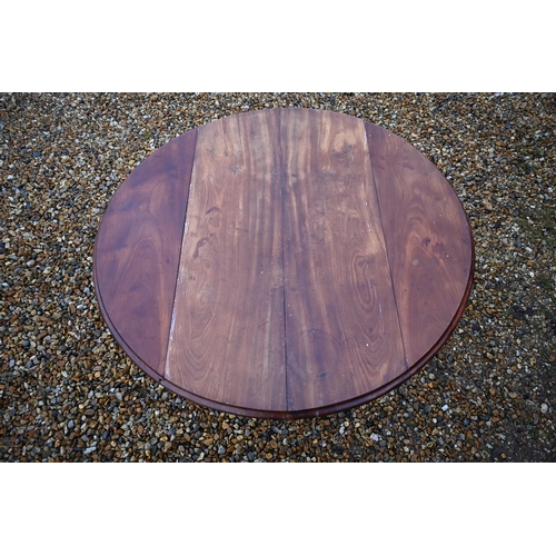 601 - An old hardwood oval dropleaf table on turned legs