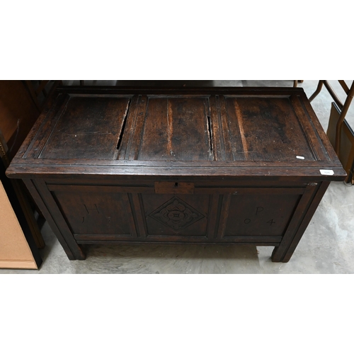 624 - An antique panelled oak coffer 100 cm w x 48 cm d x 56 cm h 