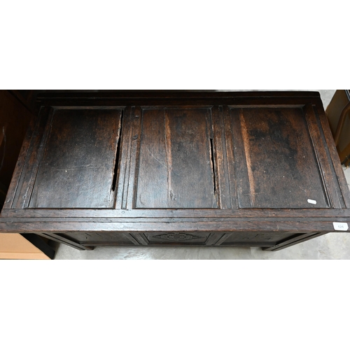 624 - An antique panelled oak coffer 100 cm w x 48 cm d x 56 cm h 