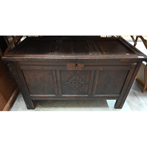 624 - An antique panelled oak coffer 100 cm w x 48 cm d x 56 cm h 