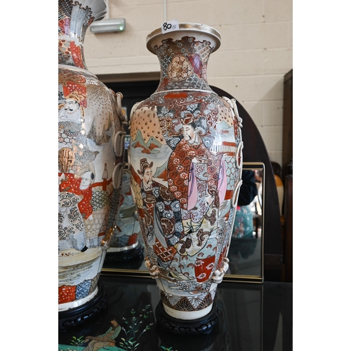 80 - Large Japanese kyoto pottery vase, painted and gilded with noble figures, 78 cm high, on wooden base... 