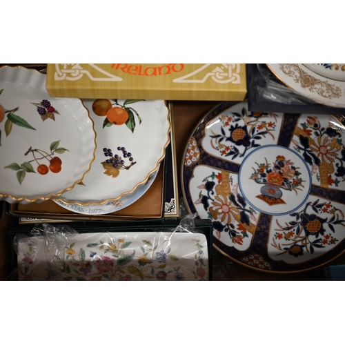 72 - Boxed pair of Denby limited edition Egyptian Collection plates - The King's Fisherman and The Queen'... 