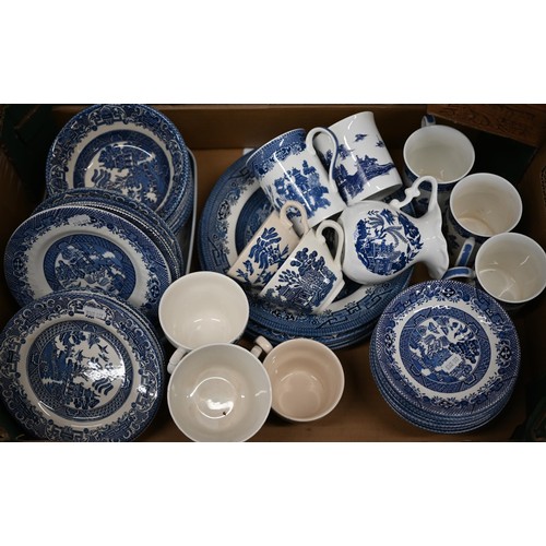 64 - Mixed set of blue and white Willow pattern pottery to/w Poole Pottery Andrew Tanner Form vase decora... 