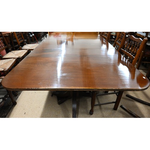 558 - A mahogany twin pedestal extending dining table with two central leaves, on pair of turned column an... 