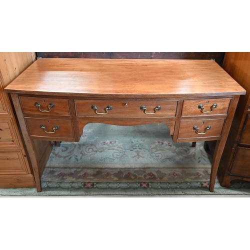 428 - A Victorian mahogany bowfront dressing table with five drawers, raised on splayed supports, 122 cm w... 