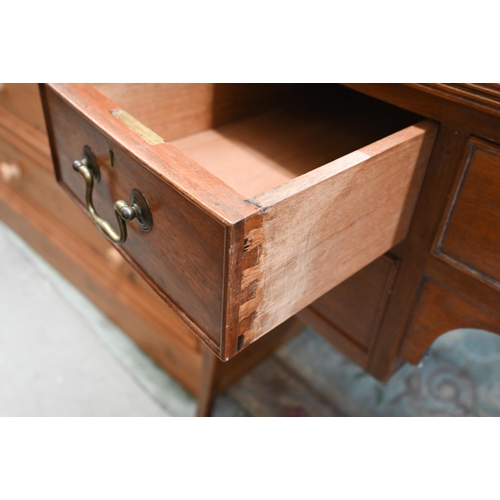 428 - A Victorian mahogany bowfront dressing table with five drawers, raised on splayed supports, 122 cm w... 