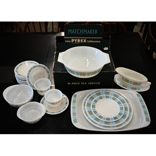 464 - A quantity of 1960s 'Matchmaker' design Pyrex dinner ware (44 pieces)