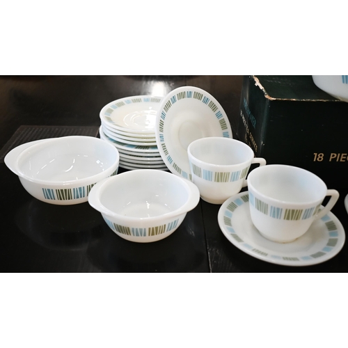 464 - A quantity of 1960s 'Matchmaker' design Pyrex dinner ware (44 pieces)