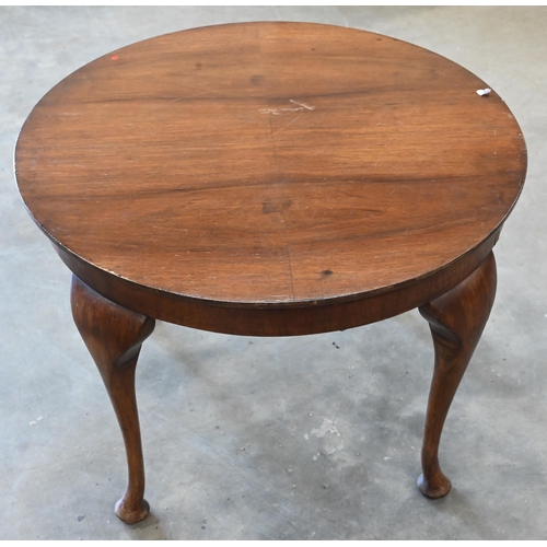 513 - # A circular occasional table on shaped legs with pad feet, 60 cm diam x 44 cm high