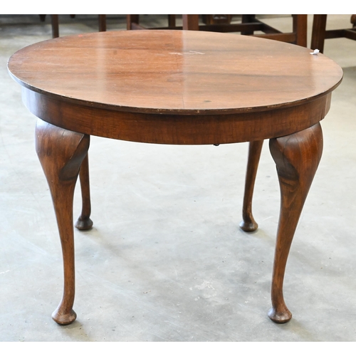 513 - # A circular occasional table on shaped legs with pad feet, 60 cm diam x 44 cm high