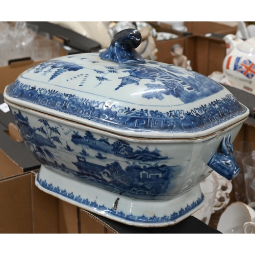 90 - A 19th century Chinese blue and white export porcelain tureen and cover, painted with lake landscape... 