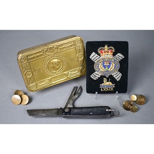 1158 - A WWI Queen Mary Christmas tin to/w a Cameron Highlanders officers swagger stick, cap badge and penk... 