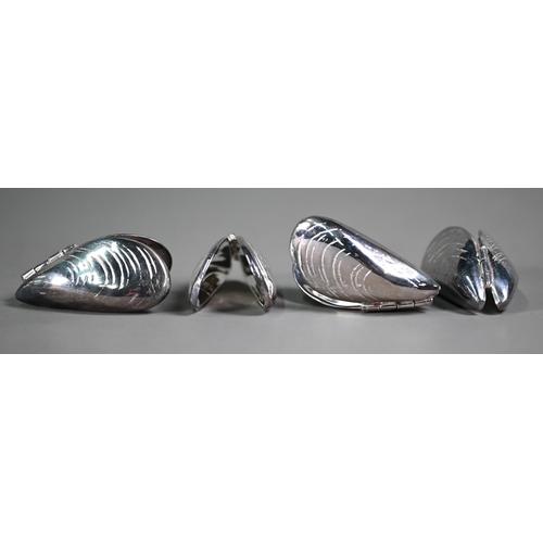 147 - Four electroplated mussel-eaters of naturalistic form, in presentation boxes