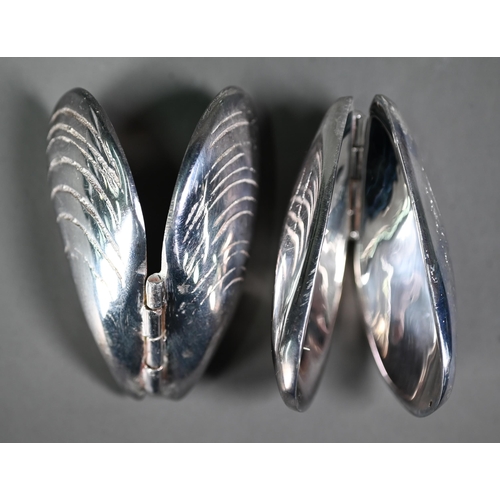 147 - Four electroplated mussel-eaters of naturalistic form, in presentation boxes