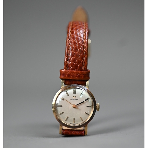 250 - A vintage ladies Omega 9ct gold mechanical wristwatch on leather strap, circa 1967, the silvered dia... 