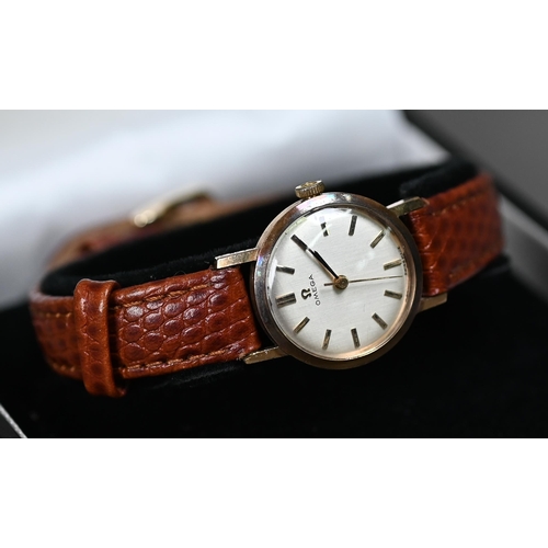 250 - A vintage ladies Omega 9ct gold mechanical wristwatch on leather strap, circa 1967, the silvered dia... 