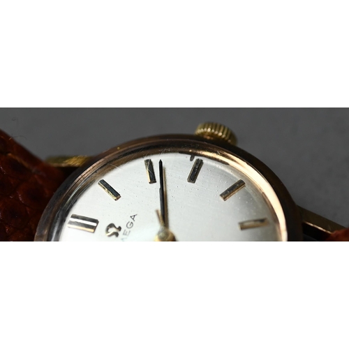 250 - A vintage ladies Omega 9ct gold mechanical wristwatch on leather strap, circa 1967, the silvered dia... 