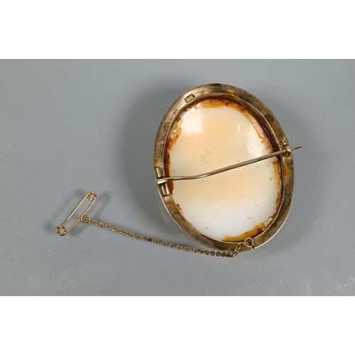 323 - An oval cameo brooch featuring bust of a young female, in yellow metal oval mount with rope twist de... 