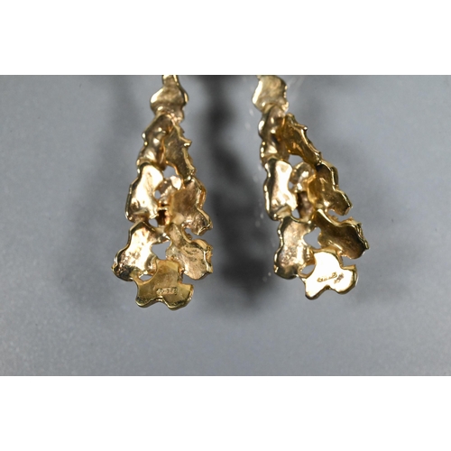 332 - A pair of 9ct yellow gold long drop earrings of naturalistic form, clip on fittings, 4.5 cm long, 8.... 